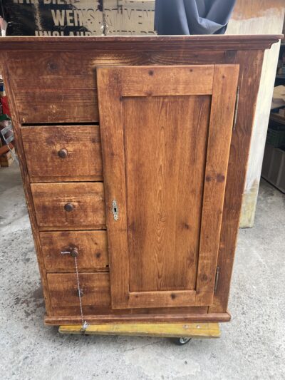 ตู้เสื้อผ้าโบราณ