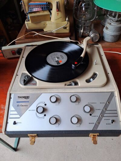 เครื่องเล่นแผ่นเสียง Thorens