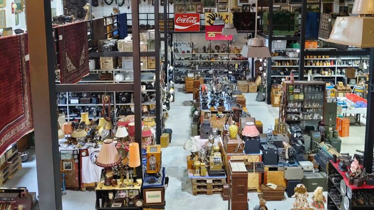 บรรยากาศภายในร้านขายของเก่า เฮียบ๊อบ Swiss Antiques ที่เชียงใหม่ จัดแสดงของสะสมยุโรปมากมาย