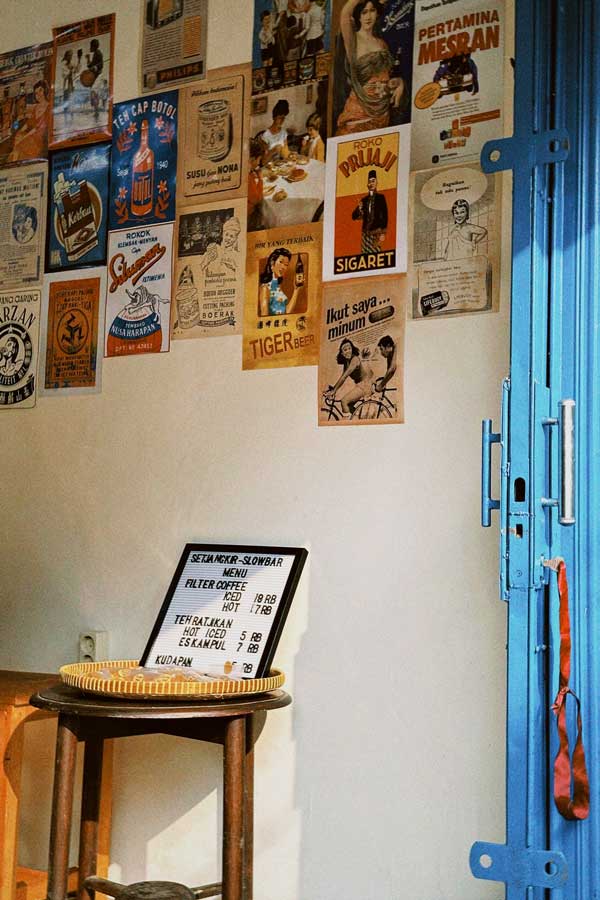 ภาพการตกแต่งร้านด้วยรูปภาพแนววินเทจหรือโปสเตอร์วินเทจ ทำให้ร้านดูน่าสนใจยิ่งขึ้น