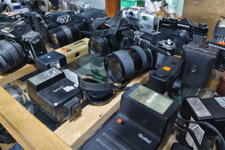 กล้องเก่าโบราณจากยุโรปหลายรุ่นวางเรียงกัน เป็นของสะสมวินเทจล้ำค่า