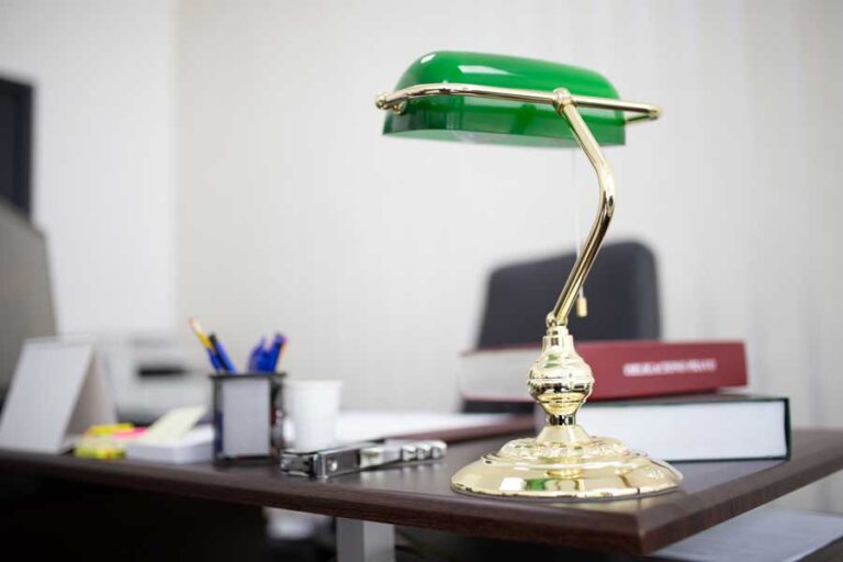 มุมทำงานที่ใช้ตะเกียงโบราณทองเหลืองเพิ่มเสน่ห์บนโต๊ะทำงานโมเดิร์น