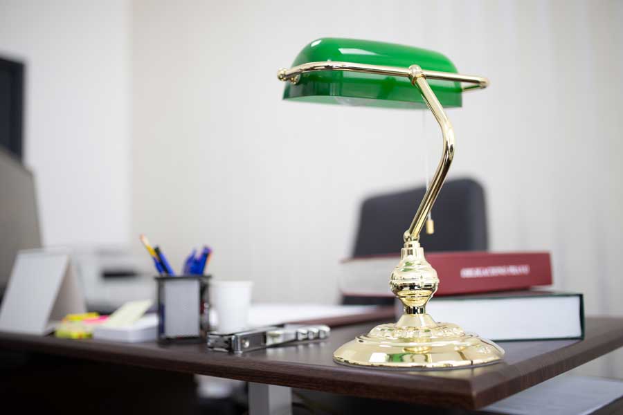 มุมทำงานที่ใช้ตะเกียงโบราณทองเหลืองเพิ่มเสน่ห์บนโต๊ะทำงานโมเดิร์น