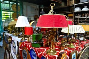 คอลเลกชันโคมไฟวินเทจและของสะสมยุโรปที่ร้าน เฮียบ๊อบ Swiss Antiques เชียงใหม่