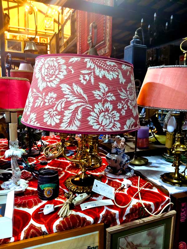 คอลเลกชันโคมไฟวินเทจที่ร้าน เฮียบ๊อบ Swiss Antiques เชียงใหม่