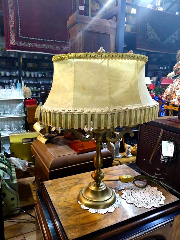 โคมไฟวินเทจและของสะสมยุโรปที่ร้าน เฮียบ๊อบ Swiss Antiques เชียงใหม่