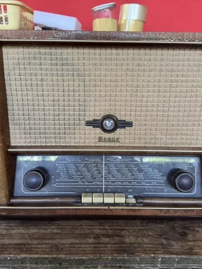 Vintage tube radio