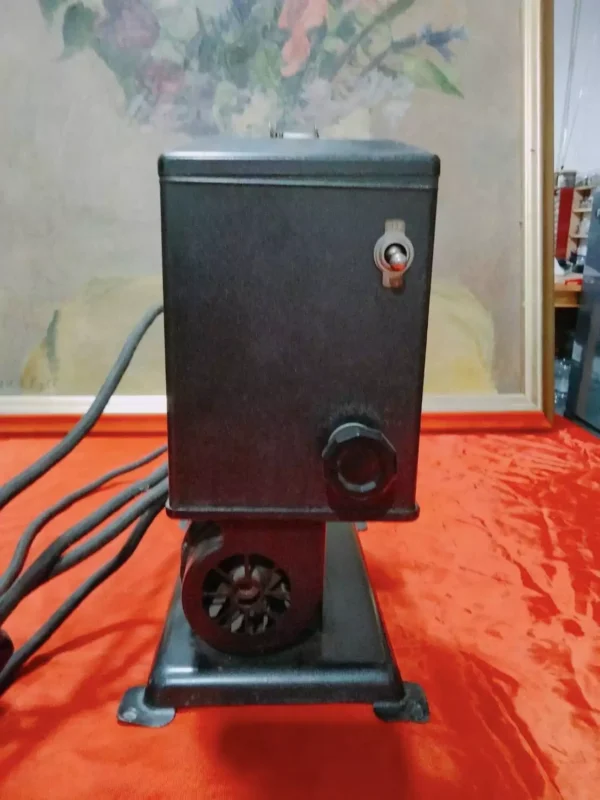 เครื่องฉายสไลด์วินเทจสีดำ