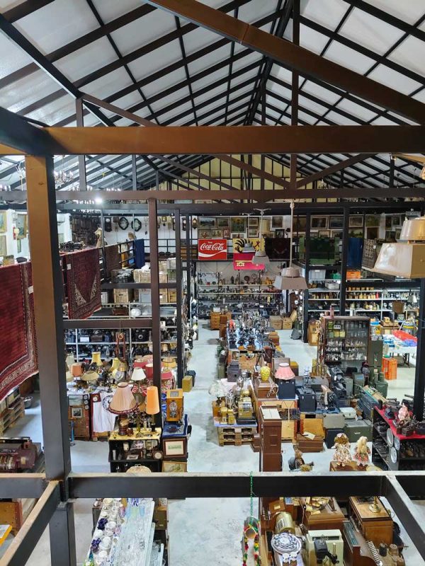 บรรยากาศภายในร้านขายของเก่า เฮียบ๊อบ Swiss Antiques ที่เชียงใหม่ จัดแสดงของสะสมยุโรปมากมาย