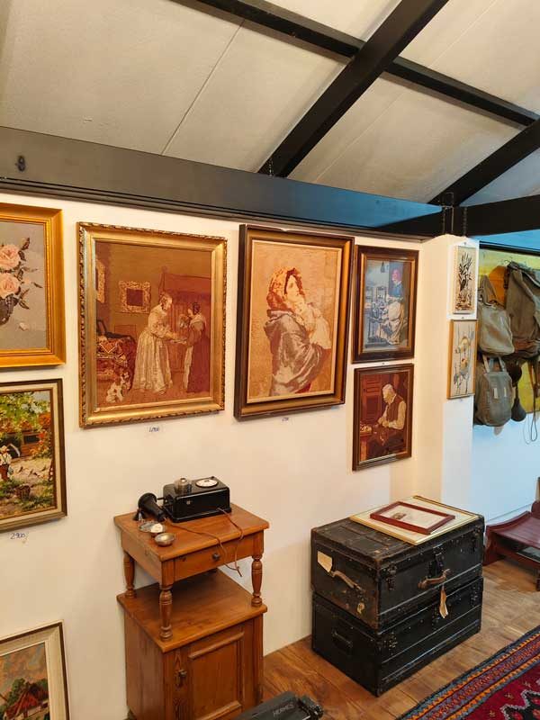 บรรยากาศมุมที่แสดงภาพปักและภาพวินเทจของร้านเฮียบ๊อบ - Swiss Antique ที่เชียงใหม่